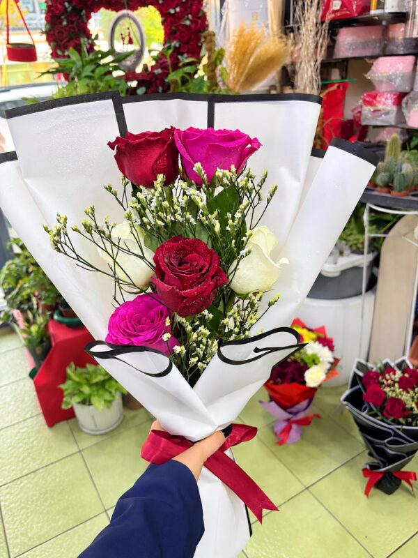 2. Mix roses Tricolor Rose Bouquet